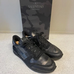  Valentino rockrunners - Bra skick, box, dustbags och extra snören medföljer inga stora defekter, några små men inte så mycket skriv till mig om du undrar något👍