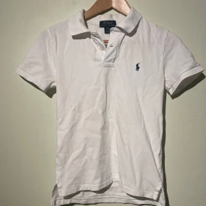 Polo Ralph Lauren pike  - Tjena, säljer nu en vit polo Ralph lauren pike i barnstorlek M men passar dom som har storlek XS eller S. Har använts få gånger och är i ett mycket bra skick.  Nypris= 1000 kr Mitt pris= 550 kr