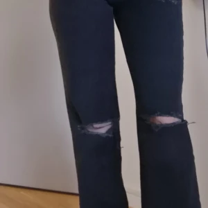 Jeans med slitningar  - Aldrig använda