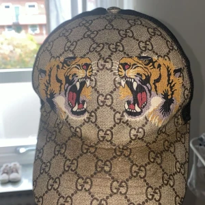 GUCCI KEPS - säljer nu min gucci keps, använd ganska mycket men är i bra skick, den är äkta