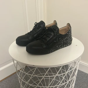 Giuseppe zanotti skor  - Ett par riktigt feta skor som funkar bra  till vinter, ett par unika skor som ingen annan har. Inga Defekter och du får me låda o dustbag, priset är inte hugget i sten. Vid snabb affär kan priset diskuteras 