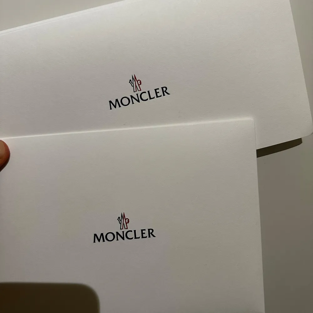 Äkta svart Moncler gui väst köpt från Moncler butiken i Stockholm. (Org.pris 8985kr) Inga skador alls, mycket bra skick (9/10). Kvitto finns även. Tveka inte på att höra av er vid frågor. Vid snabb affär kan priset diskuteras.🤝🤙. Jackor.