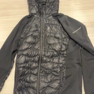 Cardigan - Peak performance cardigan storlek M! Bara att skriva om frågor😄🦞