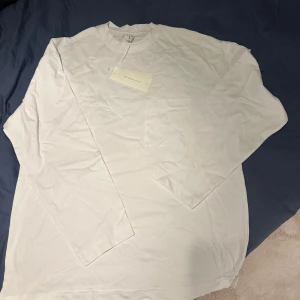Vit långärmad tröja  - Säljer nu denna helt oanvända törnan! 100 cotton!  
