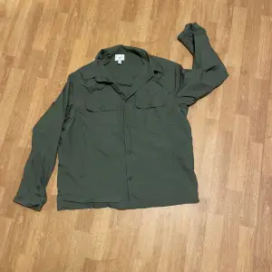 Tvär skön overshirt från hm i storlek Large  Ja e 175 och den är för stor för mig 