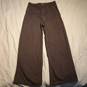 Bruna byxor - Bruna byxor från Divided H&M i storlek EUR 49.