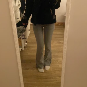 gråa lågmidjade jeans - säljer dessa lågmidjade jeans ifrån gina pga av jag aldrig använder dom