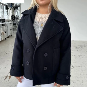 kappa  - säljer nu min svarta kappa från design by si då den inte kommer till användning, de är jättebra skick men skriv för egna bilder, de är storlek s/m. den kostar ny 760 men säljer för 450, pris går att diskutera💗