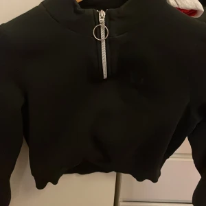 Svart tjock tröja🖤 - skön tjock tröja som jag hade när jag var liten 