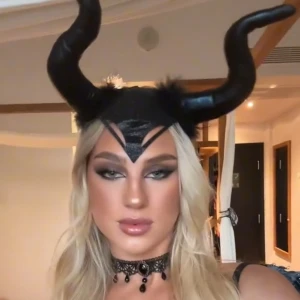 Halloween kostym - Säljer dessa Maleficent horn + halsband, passar perfekt nu till Halloween! Helt oanvänt ☺️