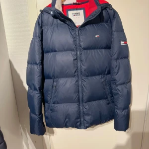 Tommy hilfiger vinterjacka  - Storlek L, bra skick och självklart äkta.