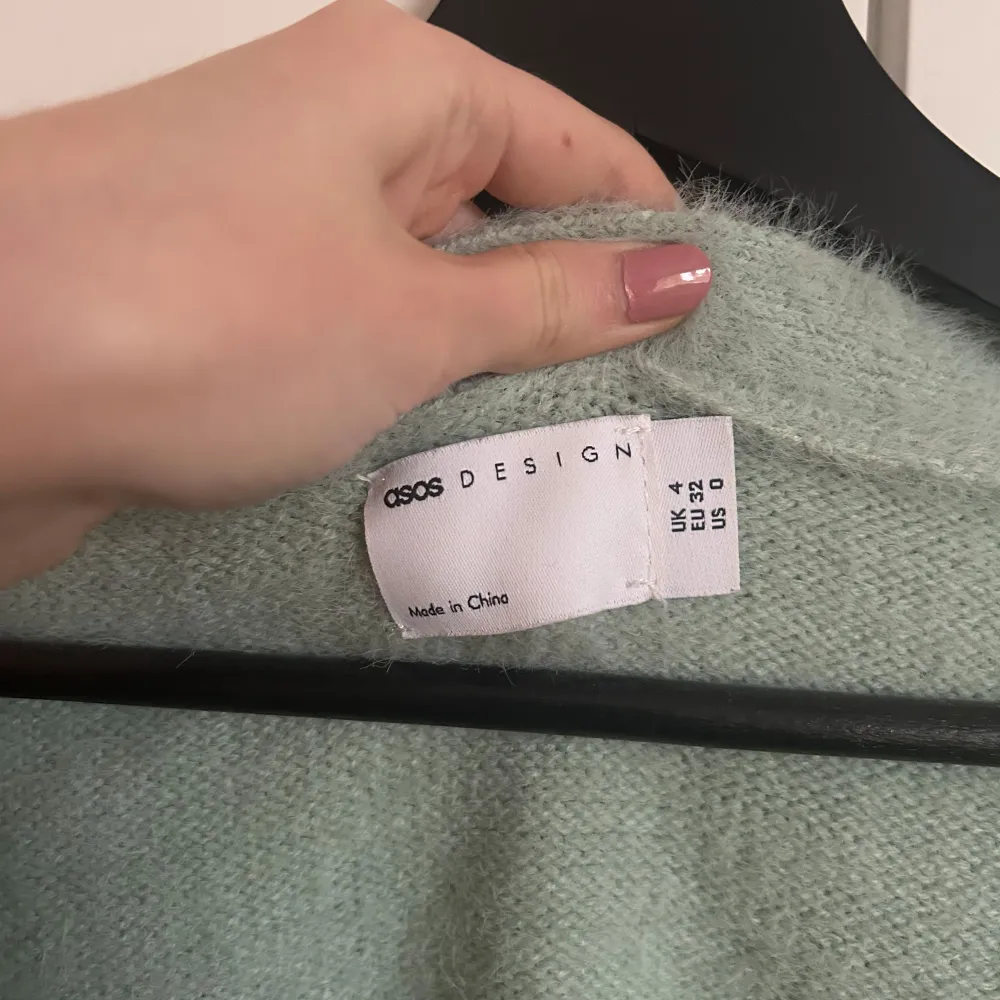 Jättesöt mintgröna kofta i fluffigt material 💕 verkligen så mysig nu till hösten men kommer inte till användning. Neuletakit & Villapaidat.