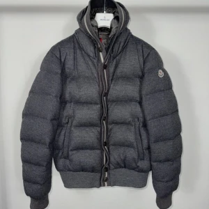 Moncler vinter jacka - Väldigt fin och eftersökt moncler jacka säljs pågrund av att få in pengar till studenters, jackan är i perfekt skick inga hål eller andra märken. Jackan har ett speciellt läder. Storlek L/M