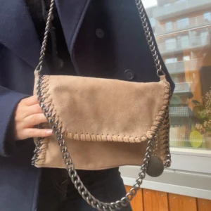 Jättefin rosa axelremsväska  - Jättefin liknande väska från känt märke i rosa. Rymlig och fin till vardags som på fest💕