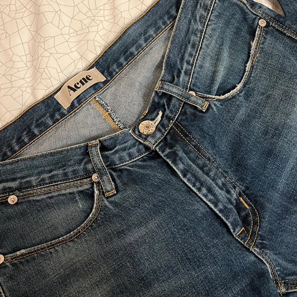 As snygga vintage jeans från ACNE. Inga större slitningar, mycket bra kvalitet. Storlek 30/34. Jeans & Byxor.