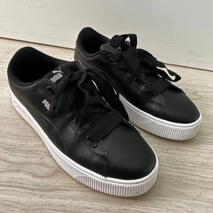 Puma sneakers  - Använda några få gånger vilket man ser lite men annars bra skick storlek 38/39