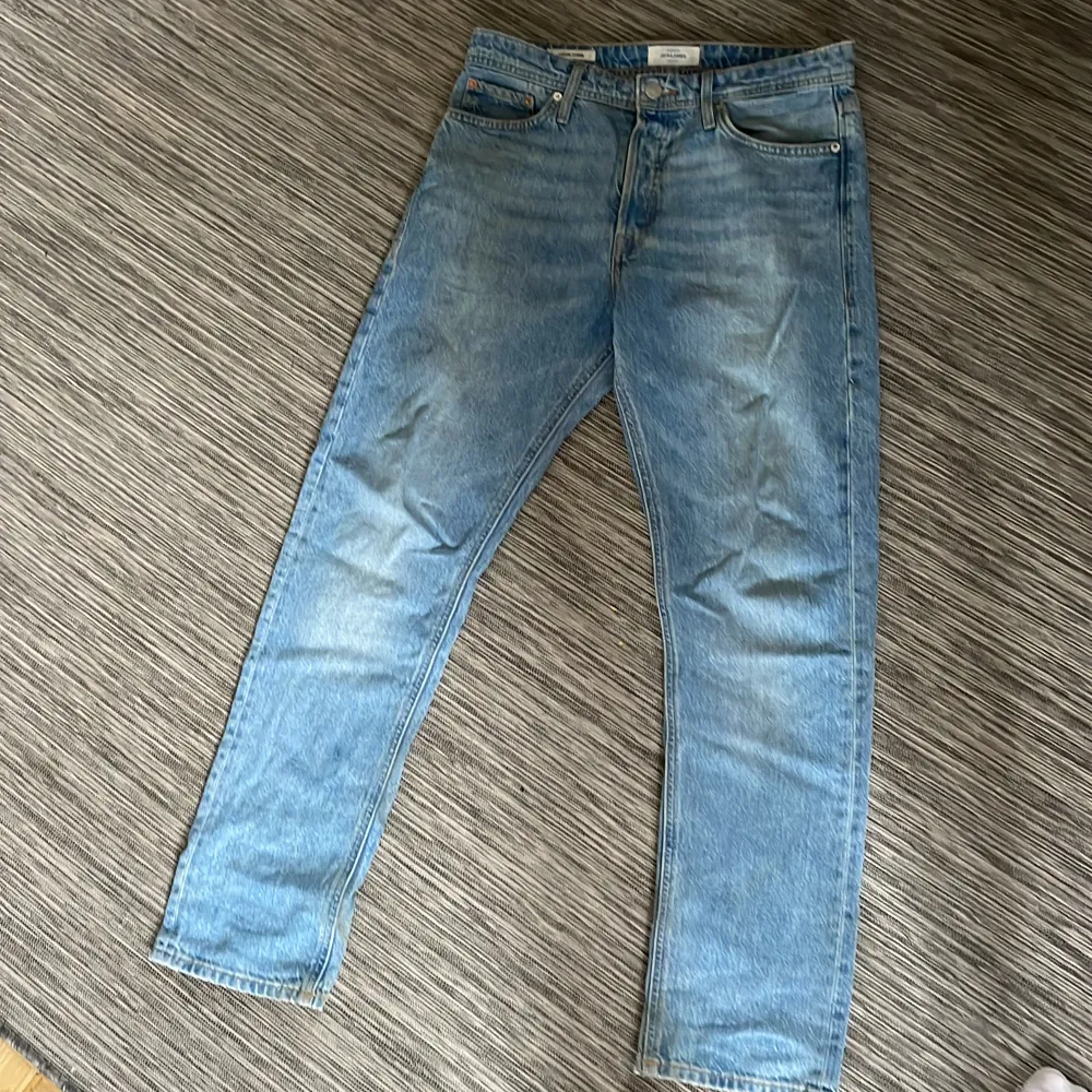 Riktigt snygga jack & Jones jeans , och riktigt bra skick på jeansen, och riktigt bra pass form , stolek 30/32 , modellen heter loose/chris Ny pris  runt 600 mitt pris 300 Pris kan diskuteras vid snabb affär. Jeans & Byxor.