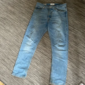  Jack & Jones: jeans - Riktigt snygga jack & Jones jeans , och riktigt bra skick på jeansen, och riktigt bra pass form , stolek 30/32 , modellen heter loose/chris Ny pris  runt 600 mitt pris 300 Pris kan diskuteras vid snabb affär
