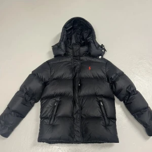 Ralph Lauren jacka  - Slutsåld överallt, kan lösa flera bilder. Inga tecken på använing! Jätte skön och varm!