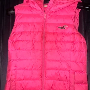Hollister väst - Fint skick, nästintill oanvänt då den vart i garderoben i flera år. 
