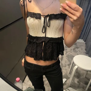 Zara topp - Nästan intill oanvänd topp från zara, super skick inga defekter! Banden går att justera. Skriv för fler bilder💞