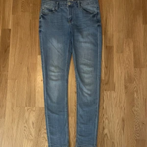 Blå skinny jeans - Säljer ett par snygga blå skinny jeans från 157 i storlek M. De är oanvända💙
