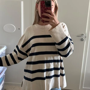 Randig stickad - Superfin randig stickad tröja från Zara! Strl L men passar mig som vanligtvis bär XS/S!🌟