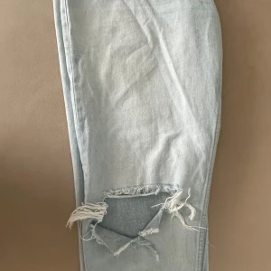 Jeans från Ginatricot - Väldigy Snygga Jeans från ginatricot i storlek 36. Detta är mid straight jeans. Jeansen är i väldigt fint skick