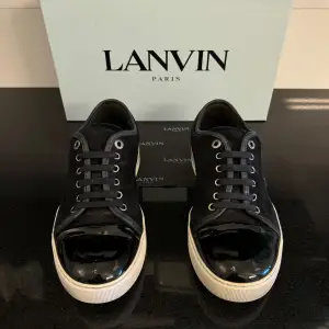 Snygga Lanvin-skor i marinblå! De är EU 40-41 UK 6. De är i ett okej skick inga skador eller defekter. 2399kr (nypris: 4500). Endast skorna.  Kan fraktas via Postnord / Instabox samma dag. Hör av dig vid frågor eller funderingar😊 