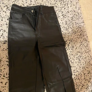 Läderbyxor - Snygga fusk läder byxor som sitter as najs, snygga till både vardagen och för en utekväll. Väldigt stretchiga så skulle passa till större eller mindre.