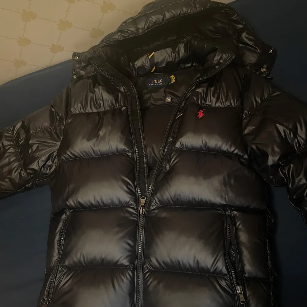 Ralph Lauren (Svart) Glossy Puffer jacka  -Ny pris 6000 SEK -Min pris 4299 SEK  - Helt nytt köpt I Ralph Lauren butik - Har ingen kvitto - Träffas I Stockholm - (Fraktar inte). Jackor.