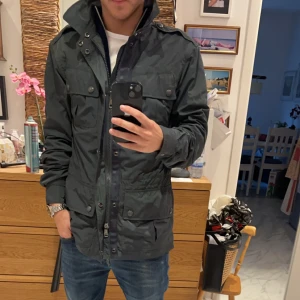 Ralph lauren jacka - Säljer nu min Ralph lauren som är använd typ 3 gånger. Vet inte vilken model det för jag har köpt den på Plick, jackan va för lång för mig därför jag säljer den på Plick, den passar dig som är 170-180cm