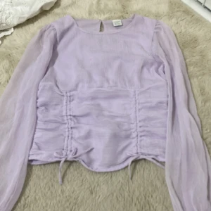 Lila blus  - Lila blus använd en gång , köpt på Lindex storlek 152 ( 11 till 12 år ) 
