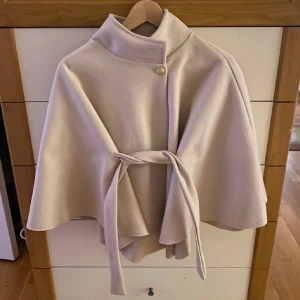 Missäy poncho - Säljer denna populära ponchon från Missäy, den är helt ny. Hann inte returnera den, därav säljer jag 💕