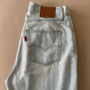 Levi’s Jeans - Sjukt snygga 80’s mom jeans från Levi’s i storlek 27🔥. Jeansen är i mycket god skick. Använda några gånger. Byxorna är ljusblåa. 