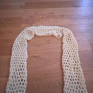 Meshtops - Två stycken hemmagjorda meshtops, båda croppade. Den på första bilden är långärmad och kortcroppad, den andra kortärmad med lite längre croppning. 50kr styck.