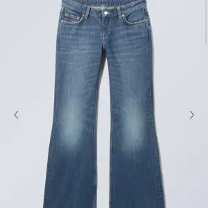 Ett par blåa low waist jeans från weekday. Bra skick, använda en gång men de är lite för stora. Orginalpris: 590kr. Kontakta för mer info.💗