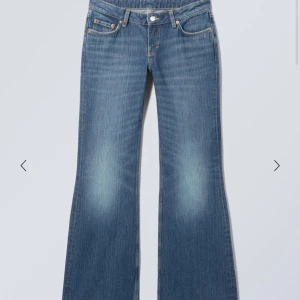 Weekday jeans nova - Ett par blåa low waist jeans från weekday. Bra skick, använda en gång men de är lite för stora. Orginalpris: 590kr. Kontakta för mer info.💗