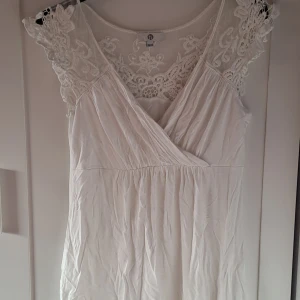 Vit topp - En lite längre Vit topp. Storlek 36-38💓