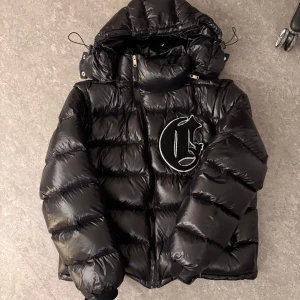 Corvidae Puffer - Säljer min Corvidae puffer köpt förra året men knappt använd. Går även att göra om till väst!