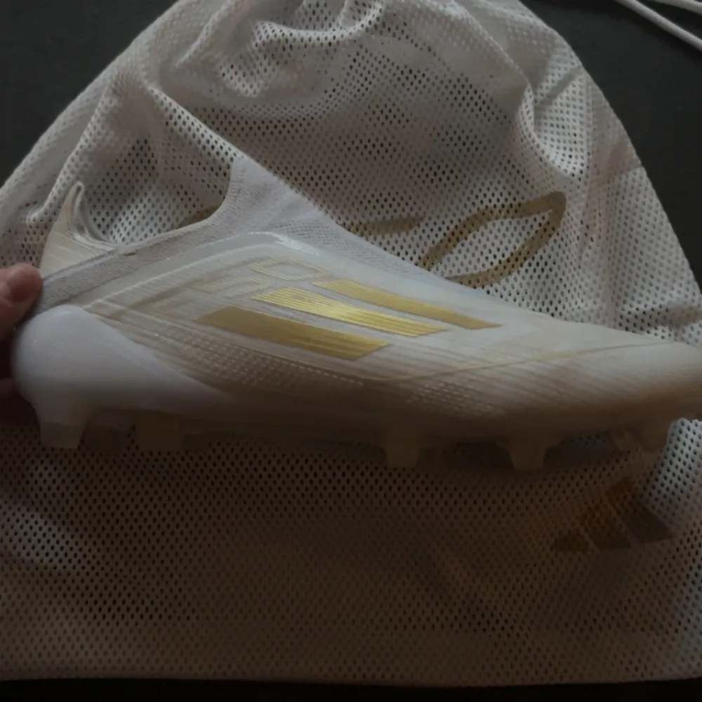 Säljer mina adidas F50 då dem är för stora för mig, nypris 3200 Inga fel   Pris kan diskuteras . Skor.