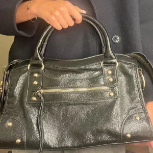 Väska - Jättefin väska i nyskick. Glansig med gulddetaljer💕