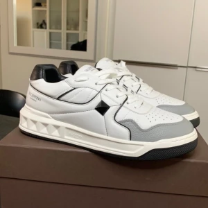 Valentino One stud strl 44-45 - Valentino One stud helt nya, storlek 44 men passar nog 45 bättre då de va för stora för mig. Kalvskinn så supermjuka!! Med box osv  Obs R.3.ps, R3e.p.s