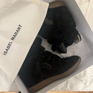 Isabel marant skor - Jättesnygga isabel Marant skor i väldigt bra skick använd endast ett par gånger säljer på grund av att det inte kommer till användning. Kvitto dustbag och box finns ❤️pris går att diskutera vid snabb affär. Nypris: 5900kr