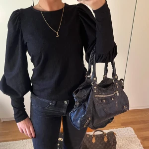 Svart tröja med balkong ärmar  - Så så fin💕