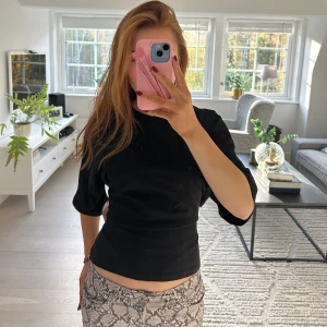 T-shirt med öppen rygg - Så fin trendig tshort från Nelly med knytning i ryggen. Den ör helt oanvänd med prislappen kvar ❤️