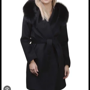 Lucinda Hollies kappa - Säljer nu denna hollies kappan i nästan nytt skick med svart avtagbar päls, jätte fin!!💕