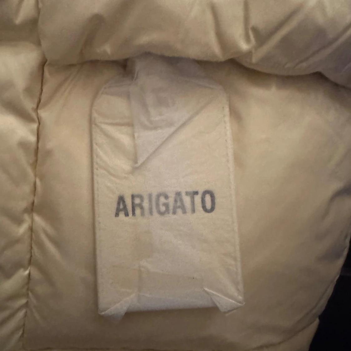 Beige dunväst från Axel Arigato