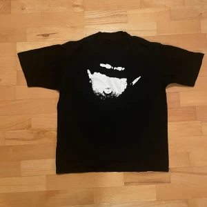 Ken carson T-shirt - As skön Ken carson tröja som är i perfekt skick. Säljs därför att jag inte använder den längre. Sitter ungefär som strl S/M