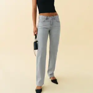 Jättesnygga low waist jeans från Gina tricot🌟 knappt använda men säljer då de är för små💞ser mörkare ut på andra bilden men i verkligheten är de ljusgråa